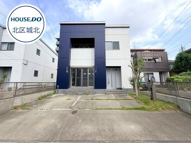 【外観】
【2026年7月リフォーム済】南道路に面した3LDK+S。駐車2台可能な住まいです。