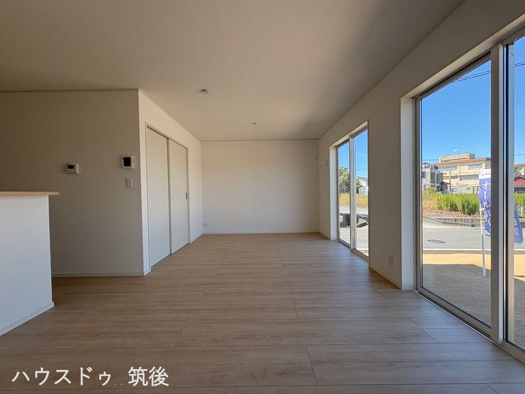 【お庭に面した16.6帖LDK】大きな窓から光が入りお庭へとスムーズに出入りできる16.6帖LDKです!対面式キッチンや引き戸で繋がる隣接居室を備え、ご家族でゆったり過ごせる間取り設計です。