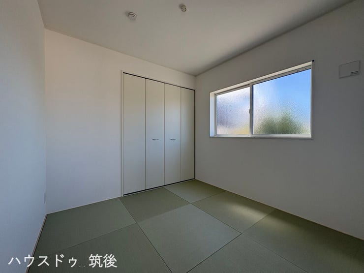 【LDK隣接の4.5帖和室】リビングから直接出入りできる畳敷きの4.5帖和室です!お布団や日用品を整理できる収納スペースを完備。お子様のお昼寝スペースや客間、家事スペースとして多目的にご活用できます。