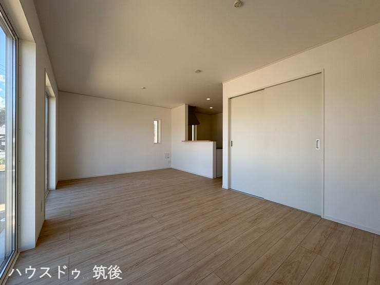 【和室隣接の16.6帖LDK】引き戸を閉めれば独立した和室として使える使い勝手の良い間取りです!西側のお庭スペースに面した窓から光が入り、対面キッチンで家事動線もスムーズなレイアウトです。