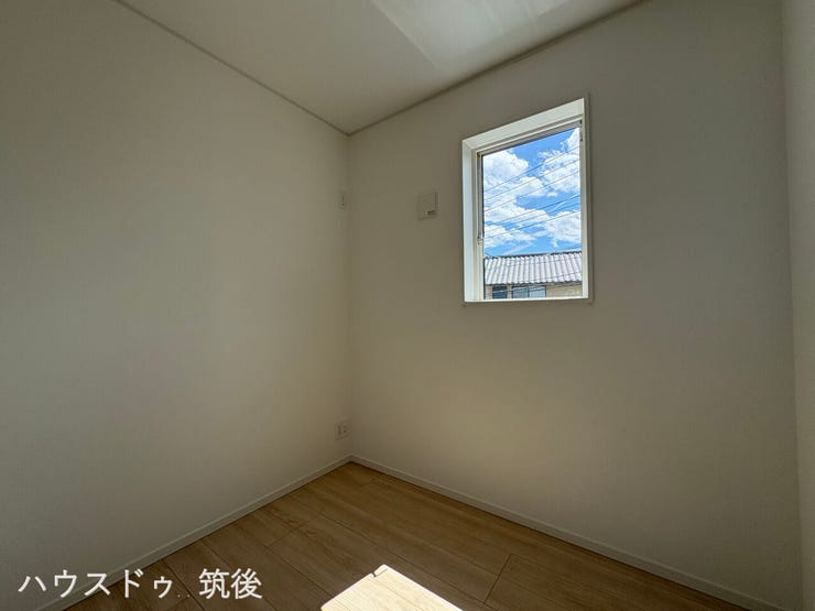 【ゆとりある独立空間2.5帖】在宅勤務やデスクワークに集中できる独立した2.5帖の専用スペースです!自然光が入る採光窓を完備。書斎やPCルーム、趣味の部屋や収納部屋としてマルチにご活用いただけます。