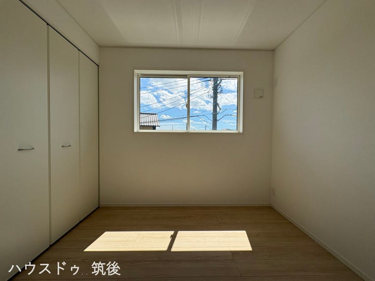 【クローゼット完備の5帖洋室】衣類や荷物をスッキリ整理できる大型クローゼットを備えた2階洋室です!明るい採光窓があり通風も良好。子供部屋や書斎、趣味の部屋としても使いやすい間取り設計です。
