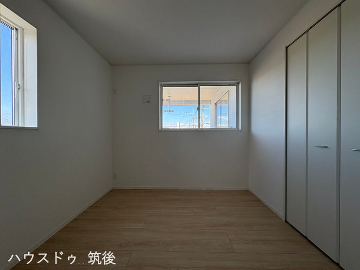 【2面採光・クローゼット完備】自然光が入る2面採光の5.7帖洋室です!衣類や荷物をスッキリ納められる折れ戸タイプのクローゼットを配置。子供部屋や書斎など多目的にご活用いただける間取りです。