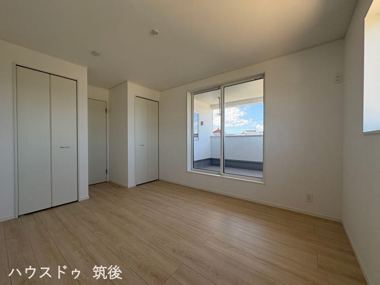 【1.1帖WIC&バルコニー直結の7.5帖】洋服をしっかり収納できる1.1帖のウォークインクローゼットとクローゼットを備えた主寝室!インナーバルコニーへ直接出入りできる使い勝手の良い間取りです。