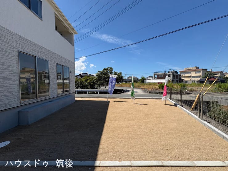 【日当たり良好なお庭】リビング窓から繋がるフラットなお庭スペース写真です!物干しスペースやビニールプール・BBQなど用途に合わせて自由にご活用いただける敷地設計です。