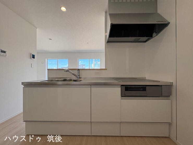 【対面式システムキッチン】リビング全体を見渡しながらお料理ができる対面キッチンです!調理スペースが広く、グリル付きコンロや浄水器一体型水栓など機能的な設備を完備。家事動線にも配慮されたレイアウトです。