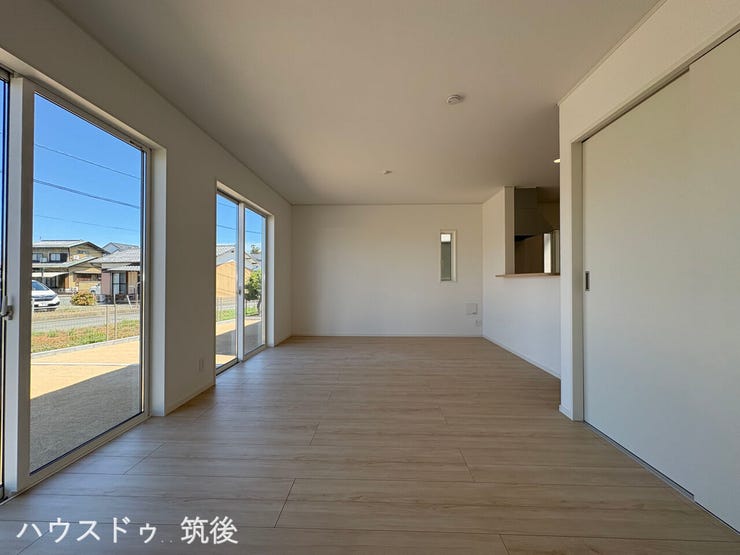 【お庭に面した16.6帖LDK】大きな掃き出し窓からお庭へスムーズに出入りできる16.6帖のLDK写真です!対面式キッチンや隣接居室と繋がる開放的なレイアウト。ぜひ現地で明るさや広さをお確かめください