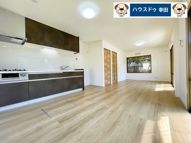 【リビング】
14帖のLDK
リフォーム済みで綺麗な空間に。