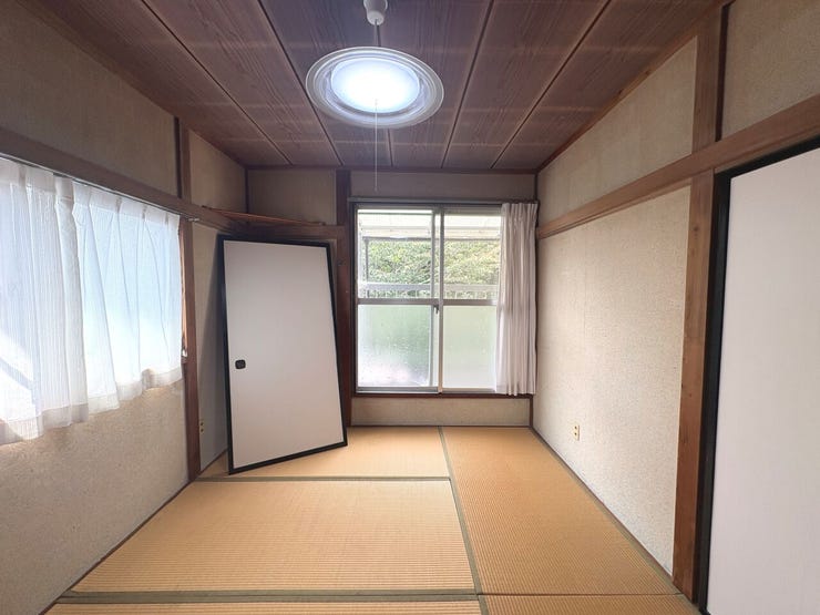 2階6帖の和室。ごろっと横になってくつろげる畳の空間。