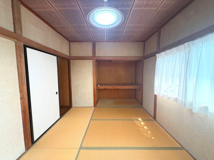 2階6帖の和室。荷物をすっきり保管できる収納スペースがございます。