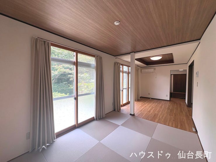 折上天井や落ち着きのあるタタミが魅力のリビング空間。ご家族でゆったり過ごせますね。