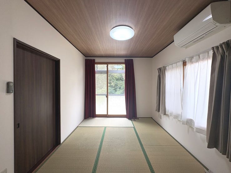1階6帖の和室。全居室南西向き×二面採光で明るい陽の光が差し込む空間です。