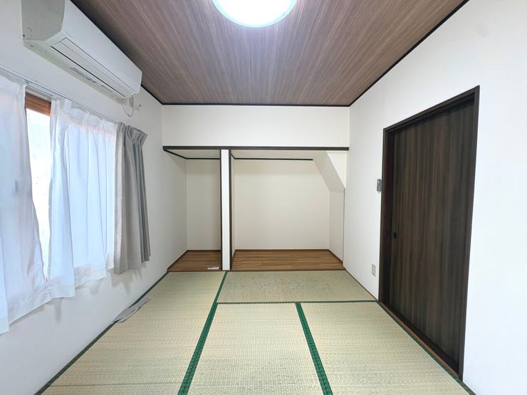 1階6帖の和室。荷物も保管できる仏間がございます。
