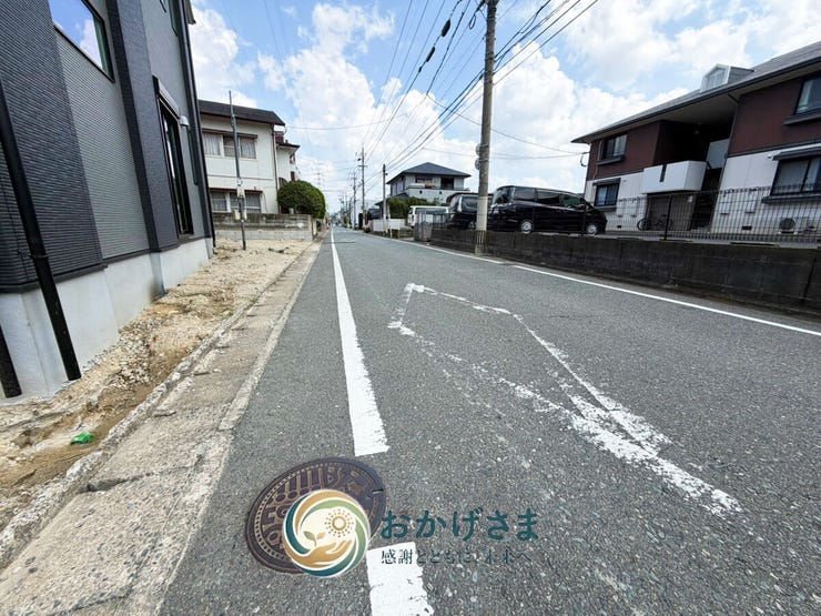 【前面道路】
綺麗に舗装された見通しの良い前面道路。周辺は静かな住宅街で、日々の車の出し入れや通行もスムーズに行えます。