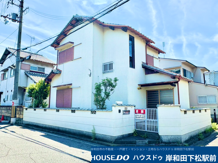 【外観】
青空に映えるすっきりと温かみのある外観の一戸建てです。しっかりとした囲いと手入れされた植栽が落ち着いた雰囲気を演出しており、ご家族のプライベートな時間と安心の暮らしを守ります!