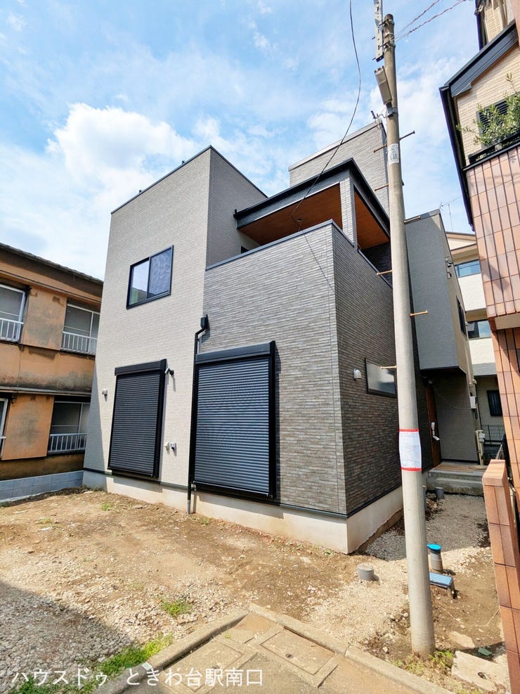【外観】
上板橋駅から徒歩6分。2箇所のルーフバルコニーを備えた5LDKの邸宅です。敷地面積は約40坪とゆとりある広さを確保しています。