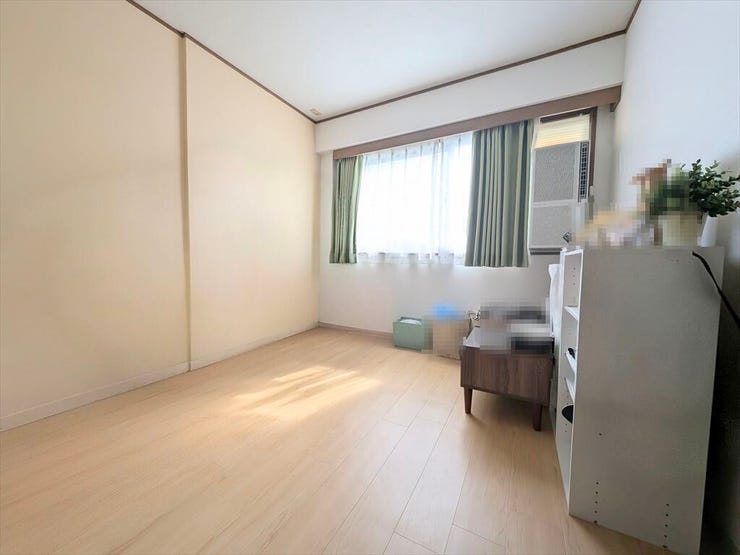 腰窓のみなので棚などの家具が配置しやすく、
書斎や勉強部屋として使いやすそうです