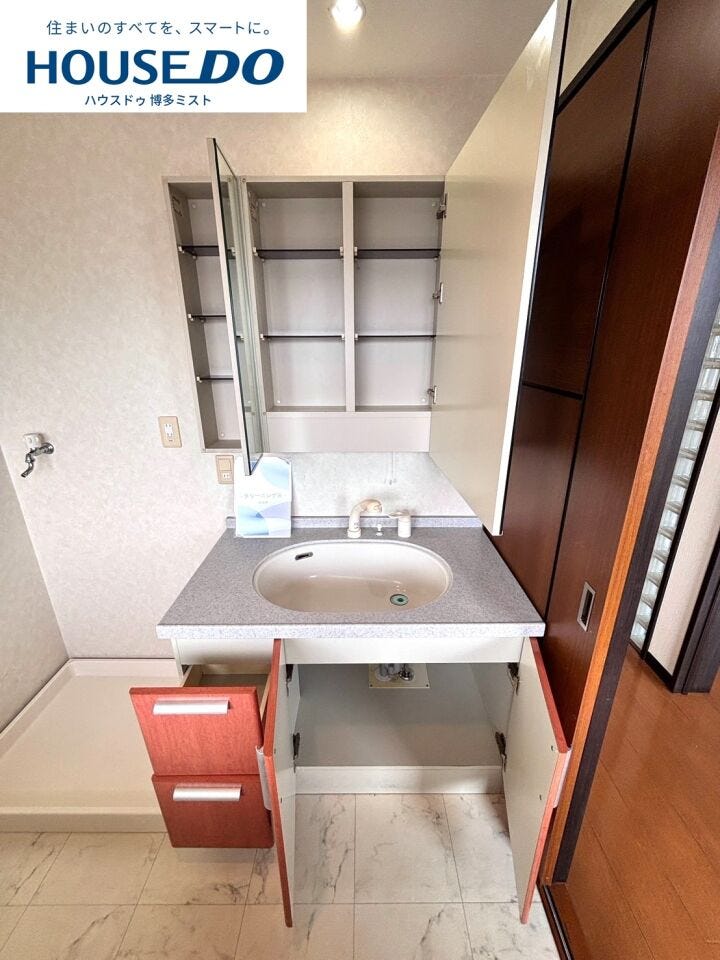3面鏡の洗面台は、見た目のすっきり感と機能性を両立しています。鏡裏の収納でカウンターまわりをクリーンに保てます。