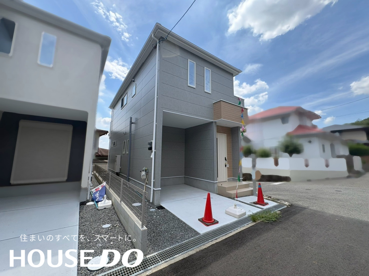 隅切りの効いた敷地に建つボリューム感のある佇まいです。