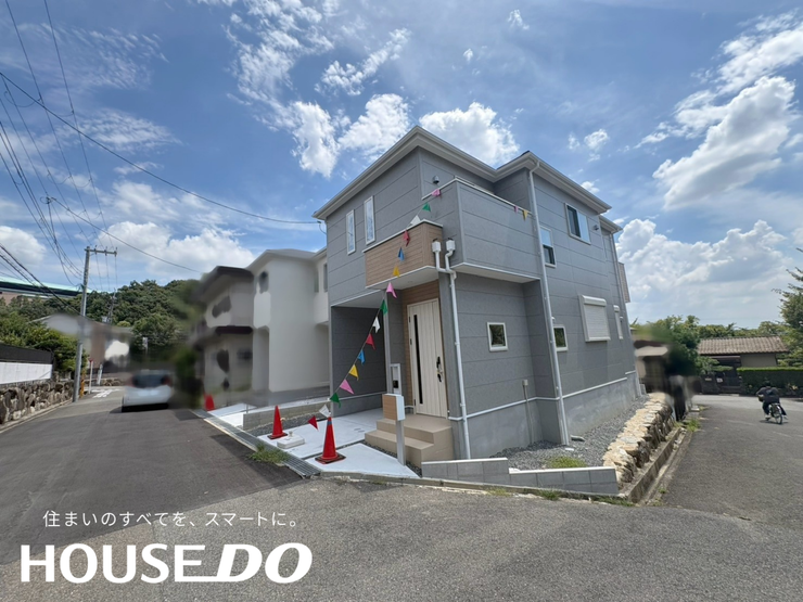 角地側から見た外観。2階窓の配置バランスも良く、開放感のあるデザインです。