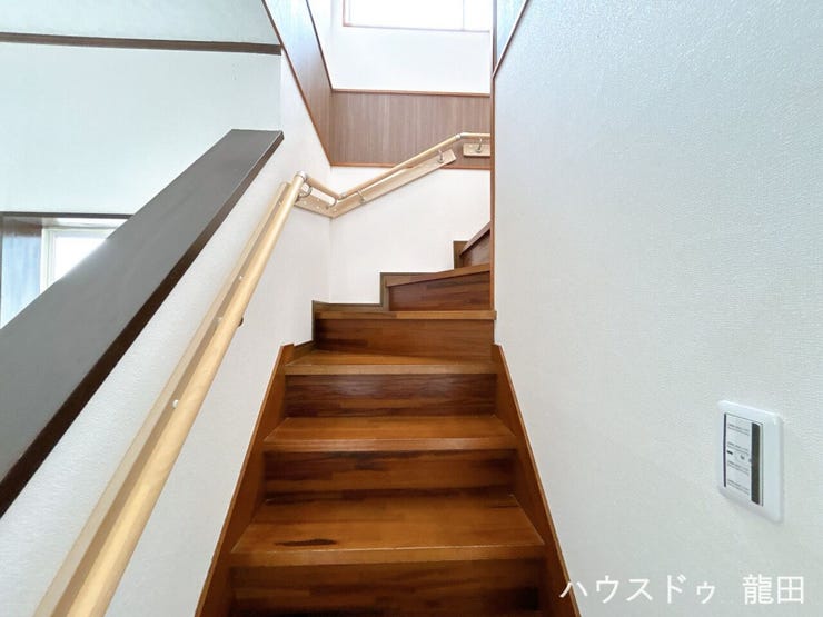 温かみのある木目調の階段。しっかりとした手すりを備えており、お子さまやご年配の方も安心して昇り降りできます。