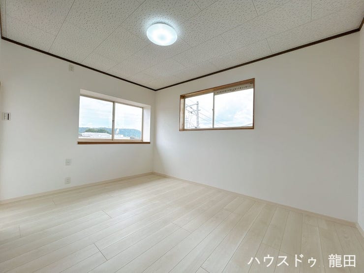白を基調とした清潔感のある洋室。2面採光で明るく通気性も良好で、子供部屋や寝室など多用途に活躍します。