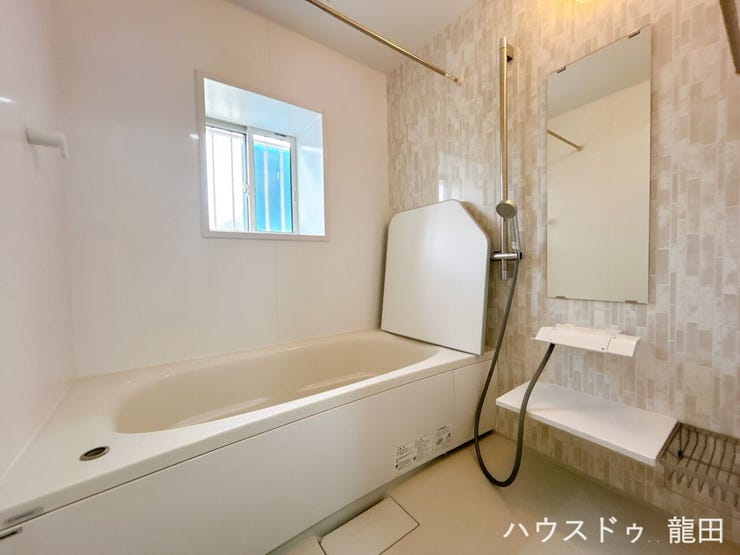 白を基調とした清潔感のある浴室。小窓から換気や採光ができ、一日の疲れを心地よく癒やせる快適なバス空間です。