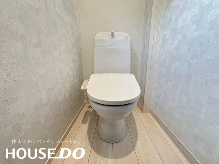 2階トイレ別アングル。1階とは異なる壁紙で明るい印象にまとめられています。