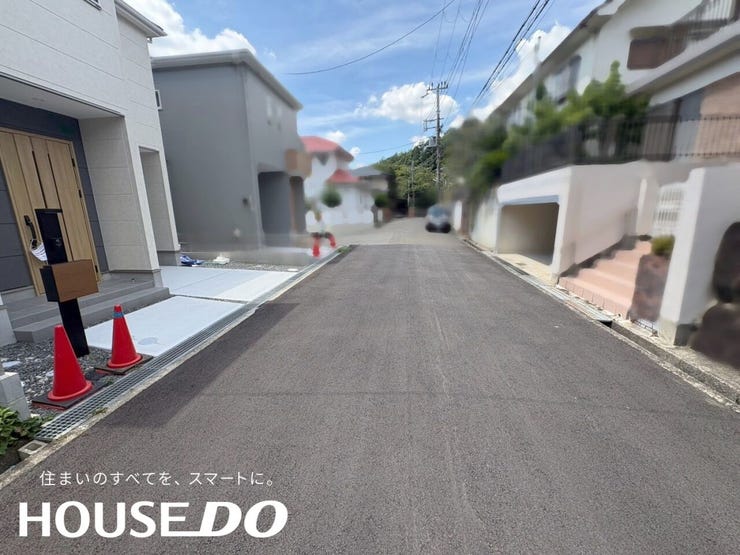 前面道路の様子。緩やかな街並みの中で車の出し入れもしやすい環境です。