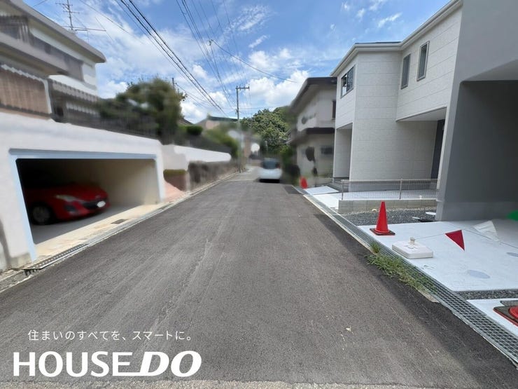 前面道路の別アングル。隣接する住宅との距離感も確認できるカットです。