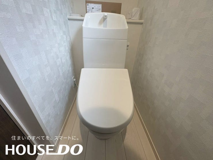1階トイレ正面。落ち着いた壁紙でまとまった清潔感のある空間です。