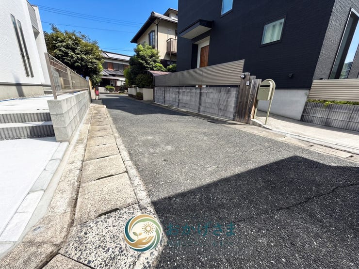 【前面道路】
近隣住民の利用が中心となる静かな前面道路。車の交通量が少なく、お子様のお出かけ時も安心です。