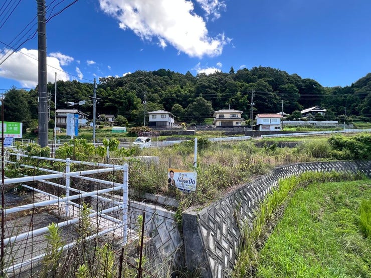 道路と敷地の間に溝があります。