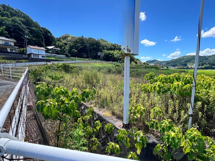 別アングルからの現地写真です。敷地全体の立体感や広さを実感していただけます。