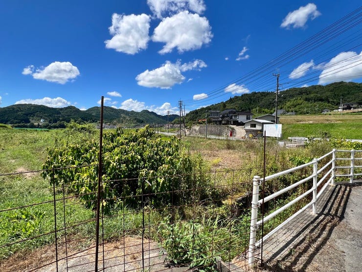 前面道路と敷地の間には溝があり、県道405号線側から侵入可能