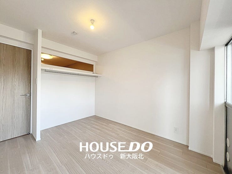 ■6.4帖の洋室です!
■シンプルで使いやすい洋室は、家具の配置がしやすく、寝室や子ども部屋、書斎としても活用しやすい空間!
■オープンクローゼット付きで、お部屋をすっきり広く使えるのも魅力です♪