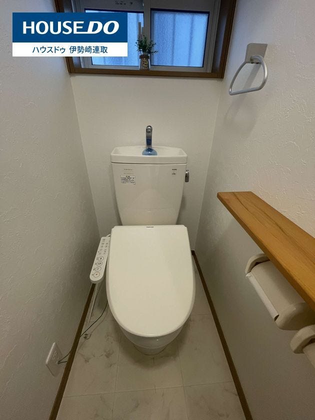 窓があり換気良好な明るいトイレです!温水洗浄便座付きで毎日快適にご利用いただけます。