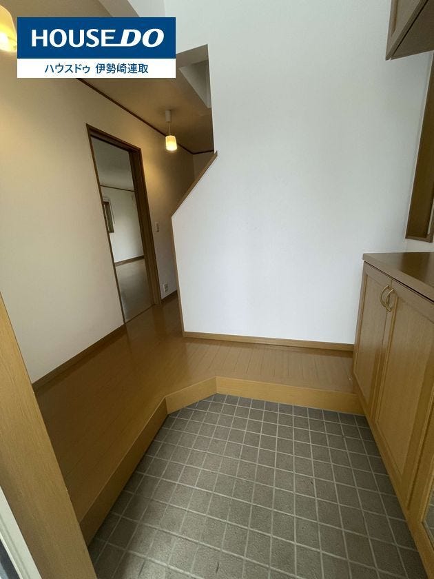 ご家族を温かく迎える広々とした玄関です!L字型の上がり框で靴の脱ぎ履きもスムーズ。収納力のあるシューズボックス付きで、玄関周りはいつでもスッキリ♪奥のリビングへと繋がる、生活動線の良い間取りです