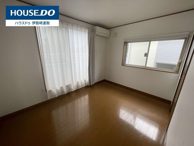 2階北側の洋室です!2面採光で風通しが良く、北向きならではの落ち着いた光が入るため、お子様の勉強部屋や寝室に最適♪嬉しいエアコン付きで一年中快適に過ごせます。全居室収納付きでお部屋もスッキリ!