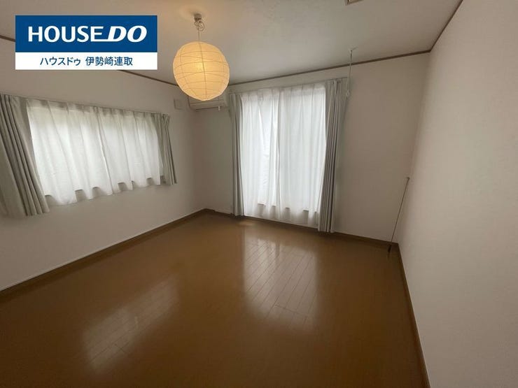 南東向きで日当たり良し!2面採光で明るく風通しの良い洋室です。和テイストの照明がおしゃれなアクセント。エアコン付きですぐに快適。全室収納完備で、お部屋もスッキリ片付きます。