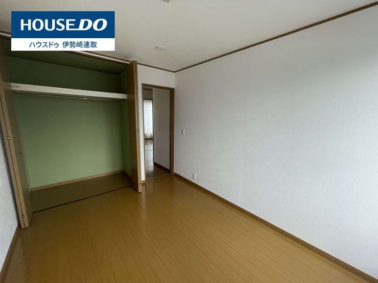 2階南西側の洋室です!壁一面の大きなクローゼットが備え付けられており、収納力グッド!内部の淡いグリーンのクロスがさりげないアクセントでおしゃれです♪全室収納付きで、お部屋を最大限に広く使えます!