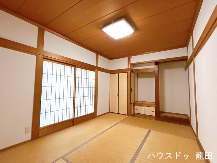 美しい畳敷きと木の温もりを感じられる柱や長押(なげし)が調和し、ホッと心が安らぐ心地よい空間です。