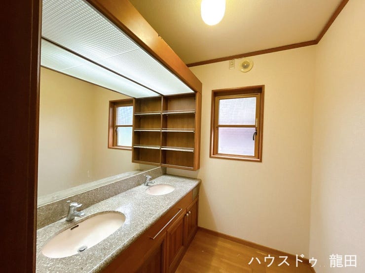 洗面台横に窓が配置されており、日中は自然光が差し込む爽やかで清潔感あふれる空間です。