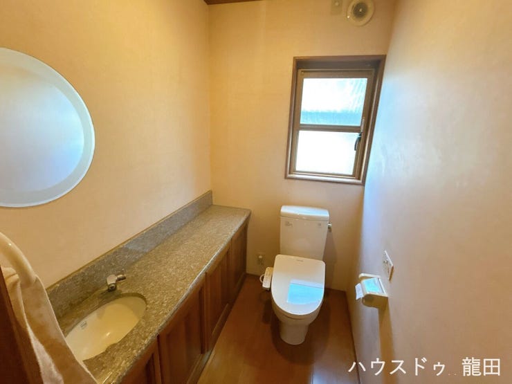 木の温もりを感じられる床材を採用しており、リラックスできるプライベート空間に仕上がっています。