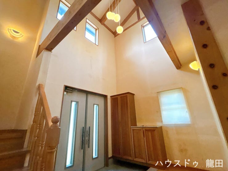 見上げるほどの天井の高さがあり、玄関に入った瞬間に一気に視界が広がる開放的な空間を演出します