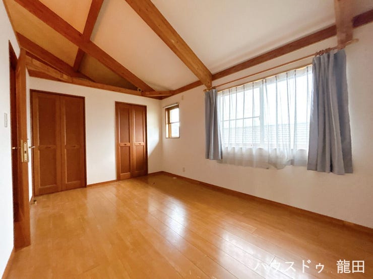 寝室や子供部屋、書斎など、ライフスタイルに合わせて柔軟に活用できる空間です。