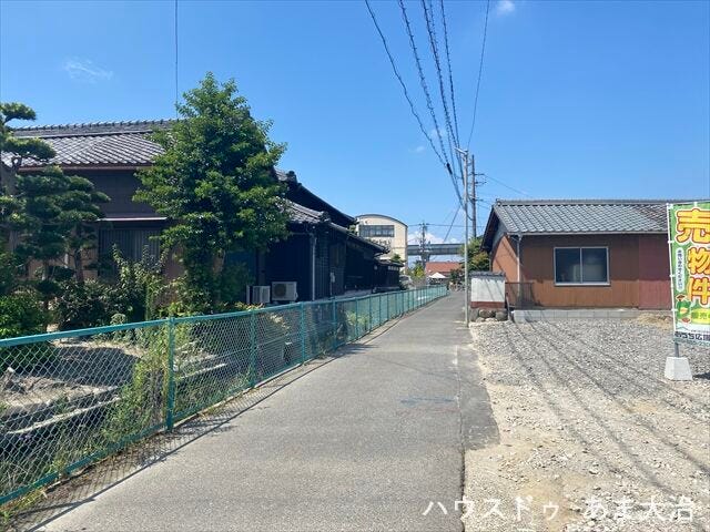 西側前面道路です。普通車が1台通れる幅となります。大型車の通行が少ないので、振動や騒音が抑えられます。