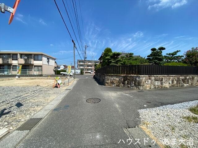 西側前面道路です。車がすれ違うには厳しい道幅ですが、車はスピードを抑えて走行するので、お子様にも安全な道幅となっています。