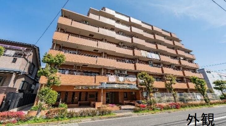 【外観】
専用庭付き住戸で戸建て感覚の暮らしが可能。テラスもあり、ガーデニングやお子様の遊び場など多用途に活用できます。