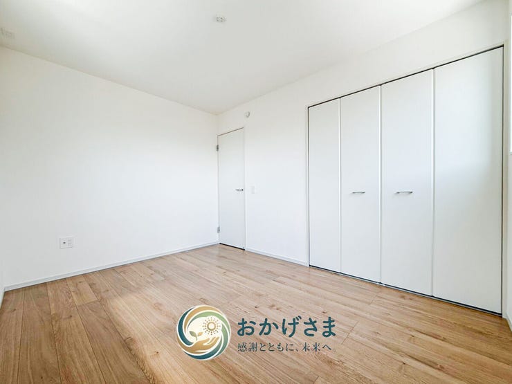 【洋室】
壁一面にクローゼットを配した、収納力ばっちりの洋室。スッキリとした空間で、レイアウトも自由に楽しめます。